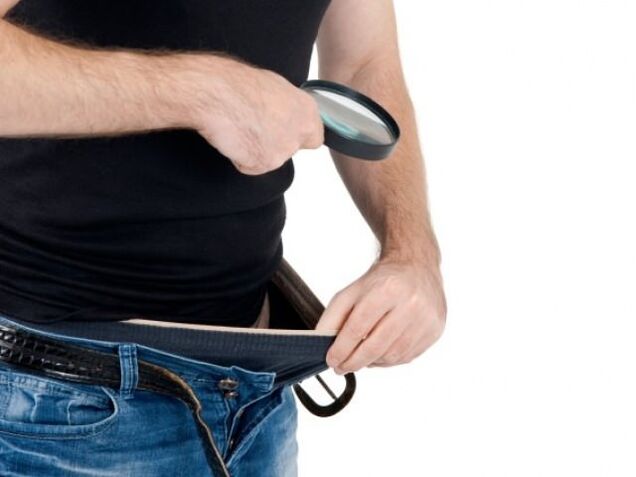 un bărbat își privește în jos pantalonii și vrea să-și mărească penisul